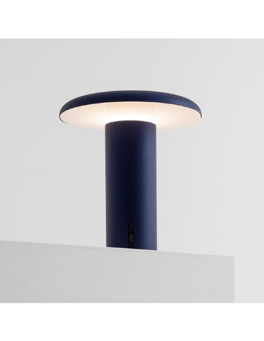 artemide_takku_portable_bordlampe_blaa-min.jpg