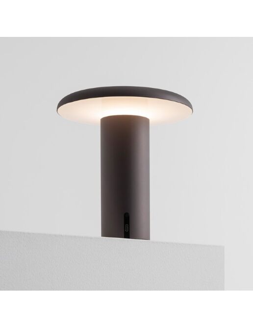 artemide_takku_portable_bordlampe_graa-min.jpg