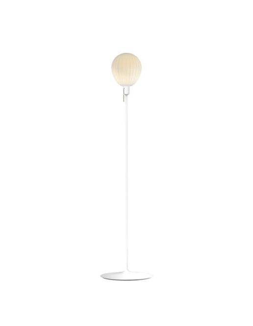 umage-around-the-world-gulvlampe-hvid-med-lys-min.jpg