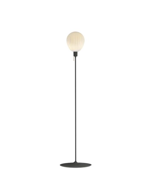 umage-around-the-world-gulvlampe-sort-med-lys-min.jpg
