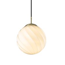 Twist Ball Pendel Ø25 – Opal/Messing fra Halo Design - Glaspendler og loftlamper i glas