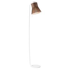 petite-4610-gulvlampe-valnoed.jpg