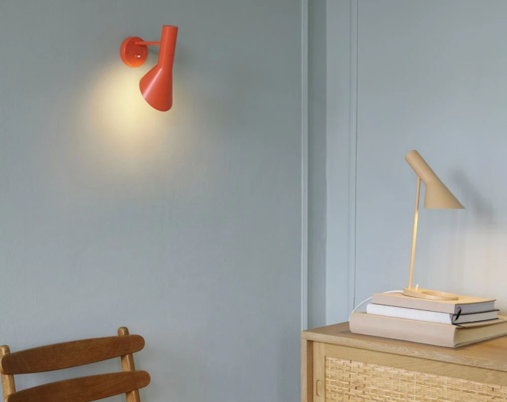 AJ Væglampe fra Louis Poulsen i electric orange og hvid lednig