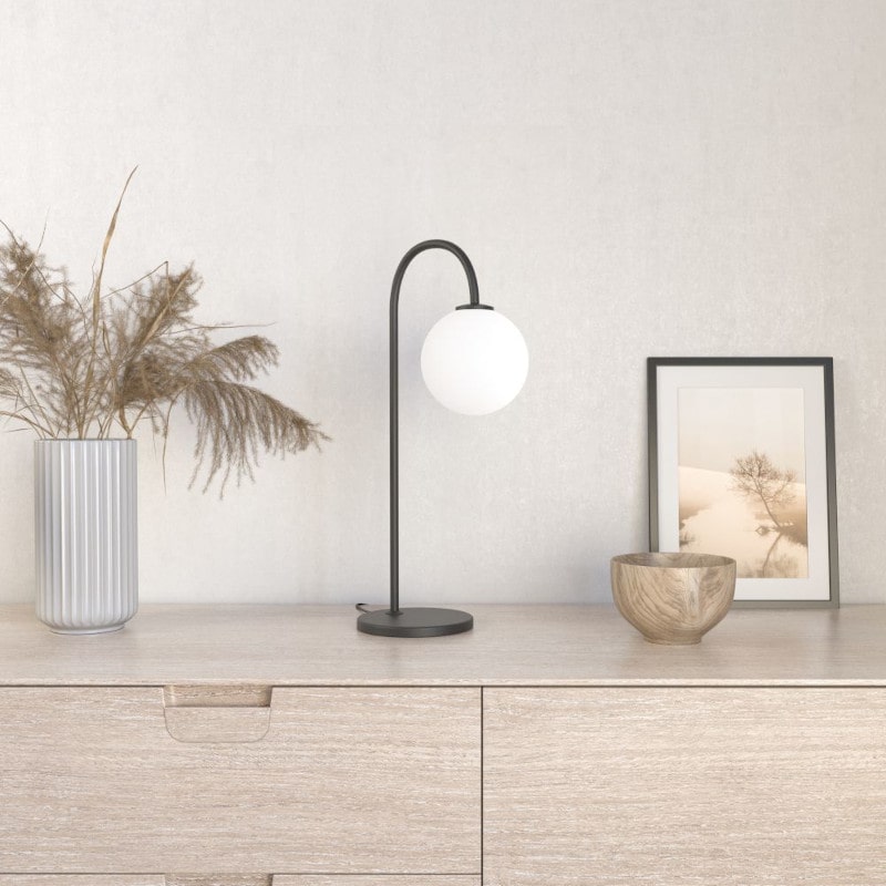 Herstal Ballon bordlampe med hvidt opaliseret glas