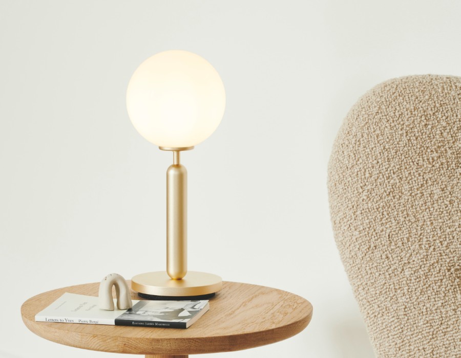 Nuura Miira bordlampe med opalsk&aelig;rm og messingfod
