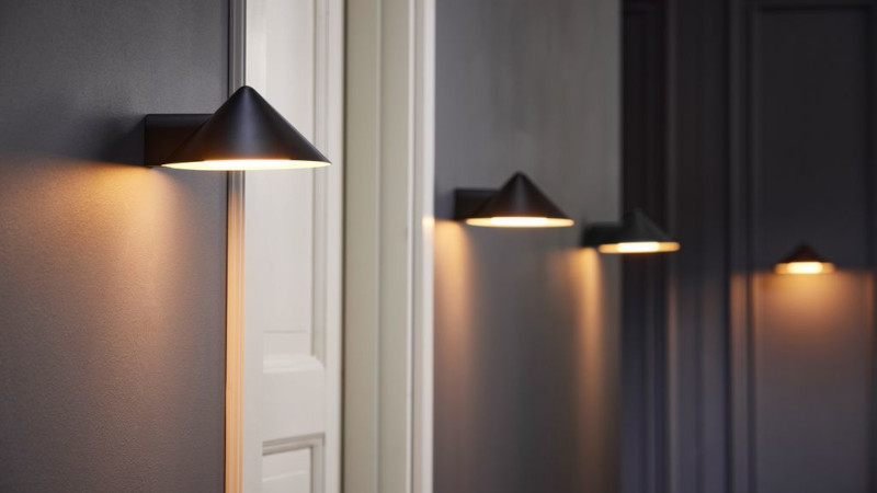 Grasp væglampe fra Frandsen med aftagelig og opladelig LED-lyskilde