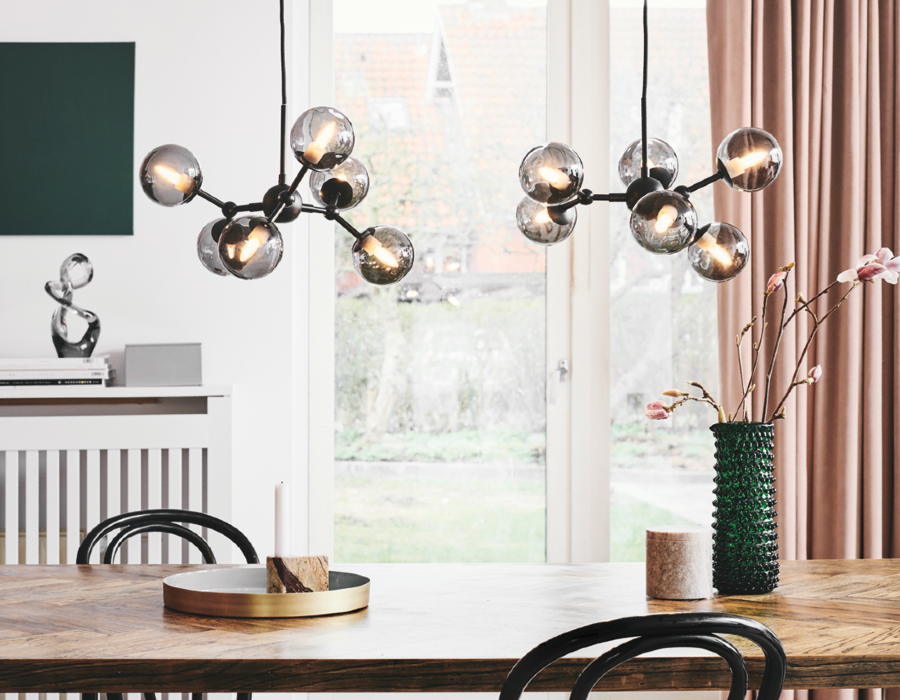 Atom pendlen i sort fra Halo Design har seks fleksible arme, hvor der er drejelige led p&aring; hver arm.