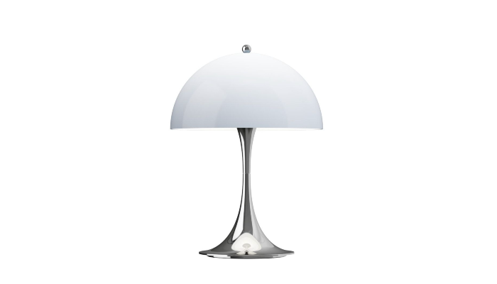 B&aelig;rbar Panthella lampe med halvrund lysebl&aring; sk&aelig;rm og krom trompetfod