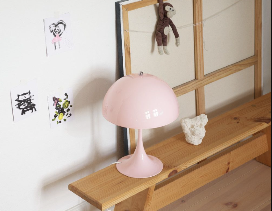 Lyser&oslash;d Panthella bordlampe med kuppelformet sk&aelig;rm og trompetfod
