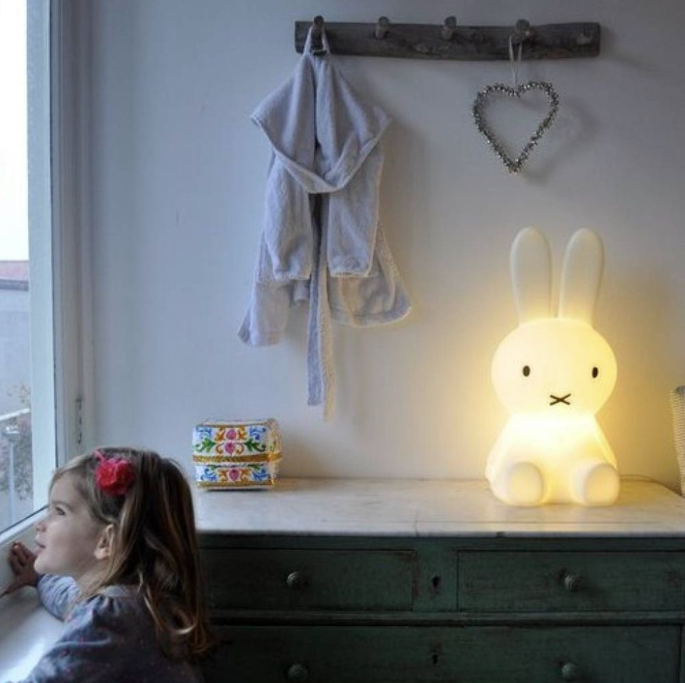 Hvid kaninlampe der lyser op p&aring; pigev&aelig;relse