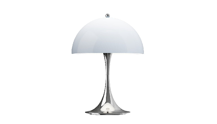 Panthella Batteribordlampe fra Louis Poulsen med bl&aring;gr&aring; halvcirkel til sk&aelig;rm og krom trompetfod