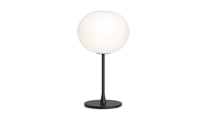 Bordlampe med kugleformet sk&aelig;rm i hvid og sort fod