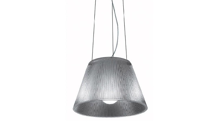 Romeo moon pendel fra FLOS med riflet klar glassk&aelig;rm der h&aelig;nger i 3 wire