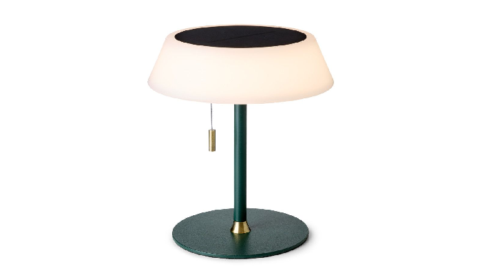 Solcellelampe med hvid sk&aelig;rm og gr&oslash;n fod med snor til afbryder med messingdetalje