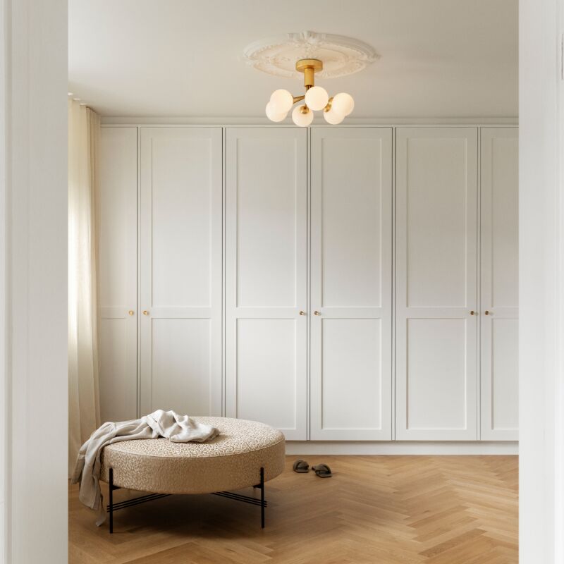 Nuura loftlampe / lysekrone med 6 runde hvide glassk&aelig;rme og messing oph&aelig;ng