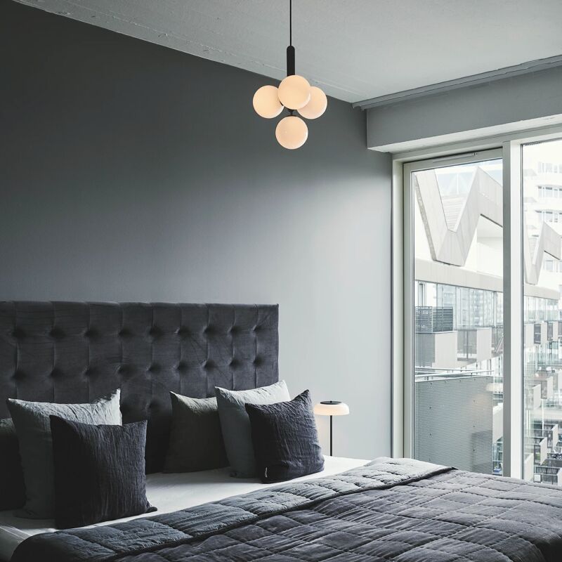 Loftpendel med 4 runde hvide glassk&aelig;rme og m&oslash;rkegr&aring; oph&aelig;ng