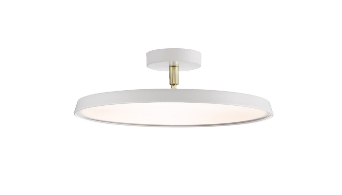 Hvid flad rund loftlampe med et bev&aelig;gelig led i messing