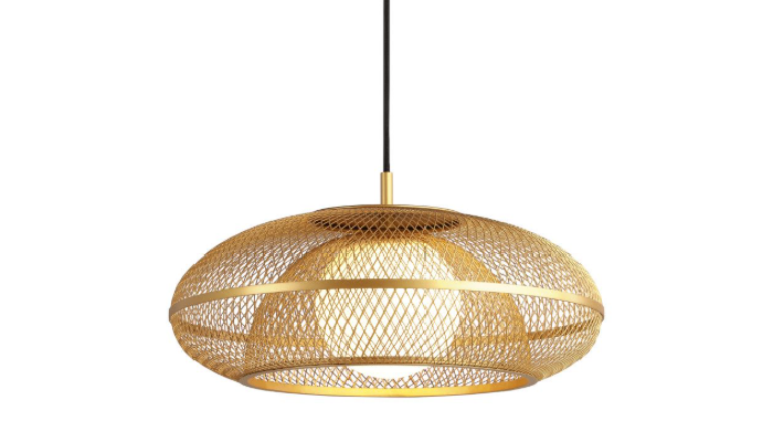 Messinglampe med sk&aelig;rm der ligner et net og med rund hvid glassk&aelig;rm inden i