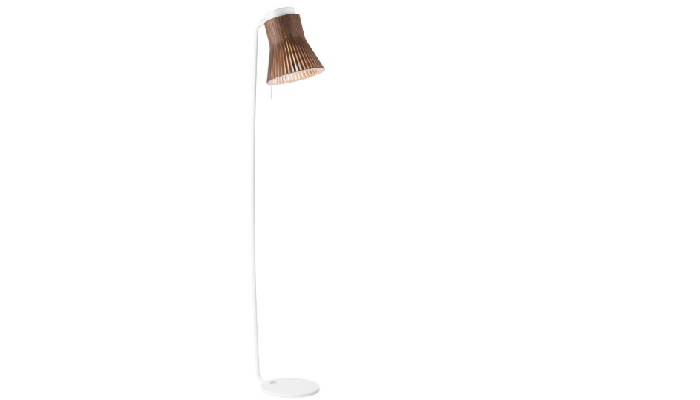 Gulvlampe med tr&aelig;sk&aelig;rm i valn&oslash;d med lameller fra Secto