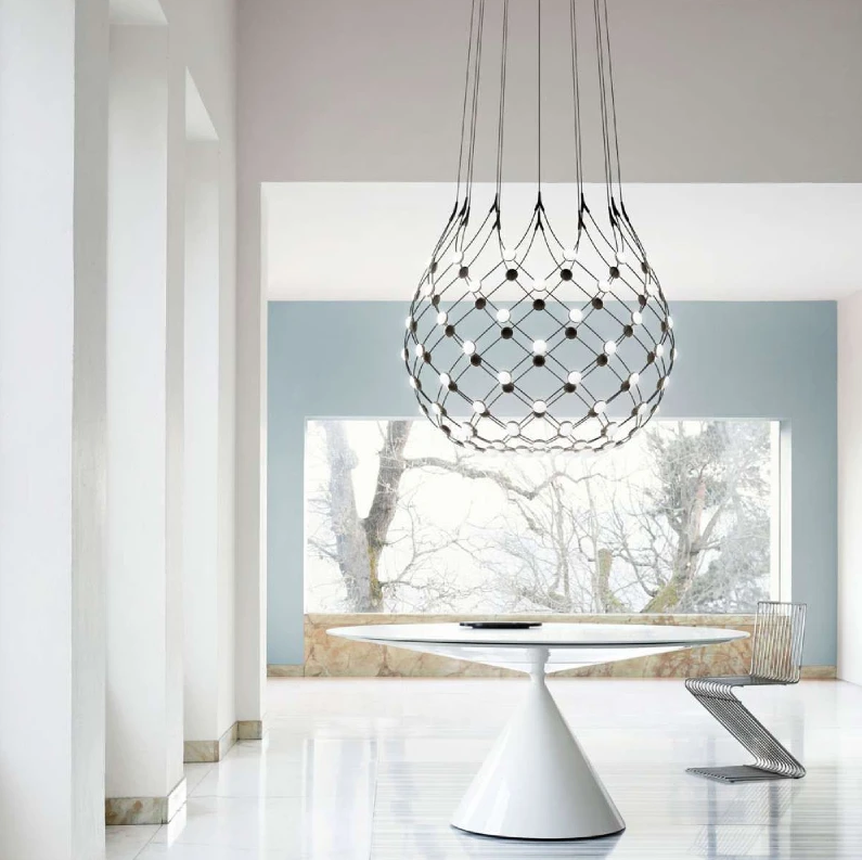 Mesh lysekrone pendel med LED lysdioder i et sort net