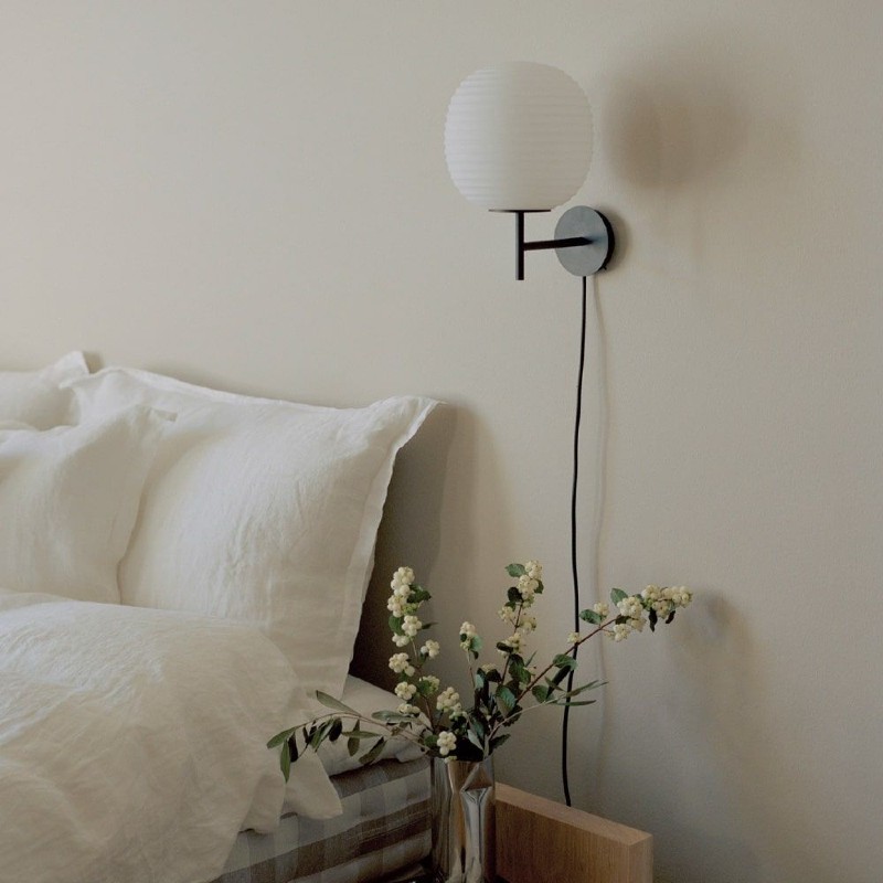 New Works Lantern v&aelig;glampen er perfekt hvis du mangler sengelamper i sovev&aelig;relset