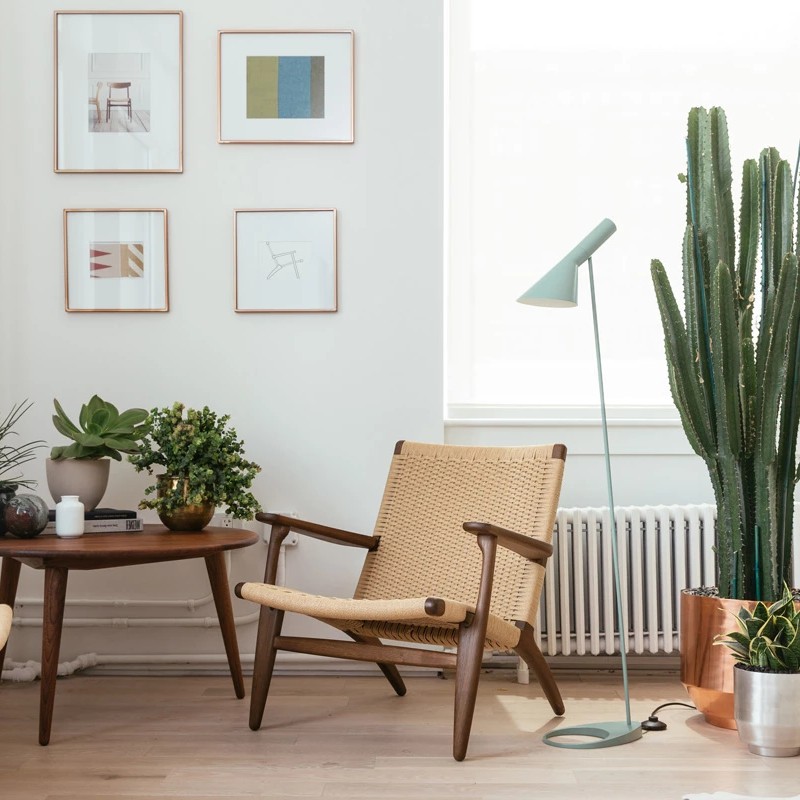 Denne AJ gulvlampe er designet af Arne Jacobsen og er et tidl&oslash;st designikon fra Louis Poulsen