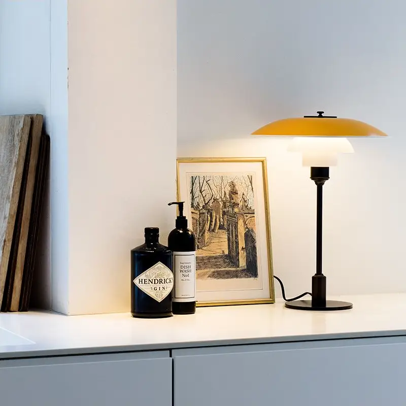 PH bordlampe med gul sk&aelig;rm og to glassk&aelig;rme under