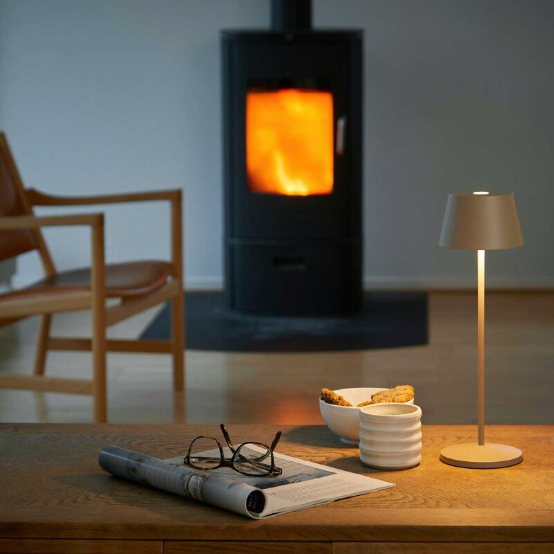 Modi Bordlampe ledningsfri bordlampe, der kan tages med p&aring; farten ogs&aring; udenfor, da den t&aring;ler fugt. 