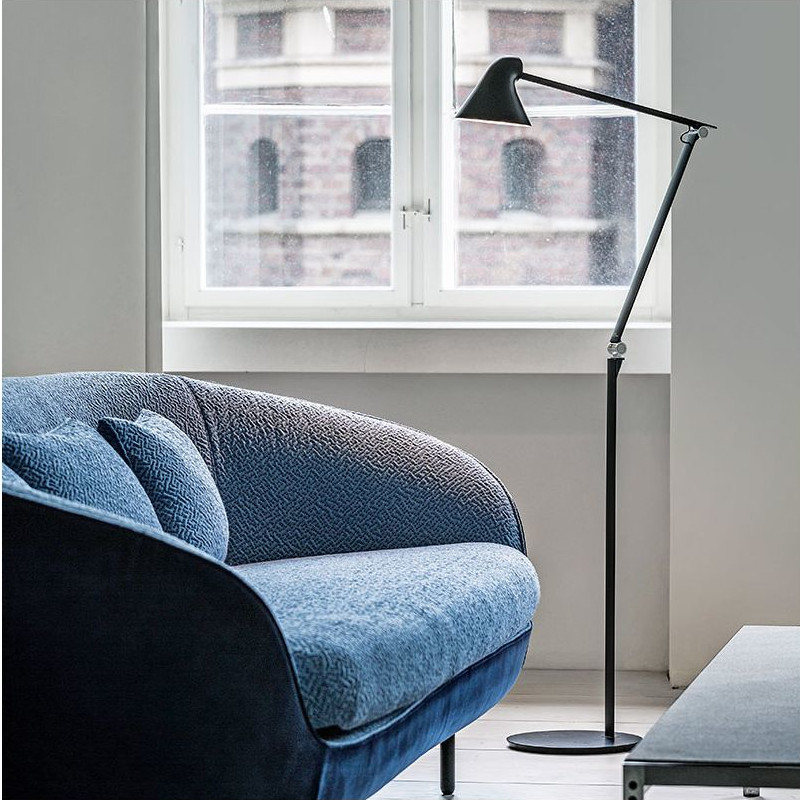 NJP gulvlampe fra Louis Poulsen i sort farve