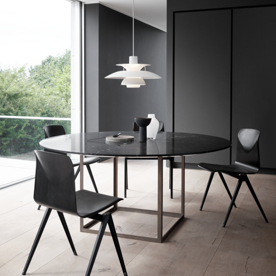 PH 5 Monokrom lampe i hvid h&aelig;ngende over sort spisebord.