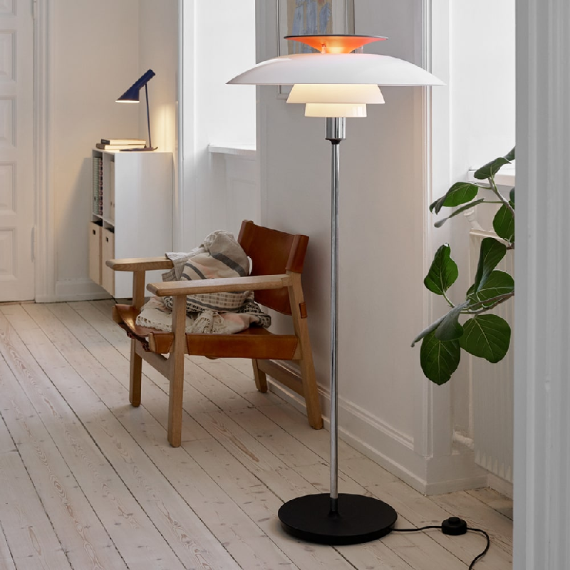 Klassisk PH80 gulvlampe ved siden af stol