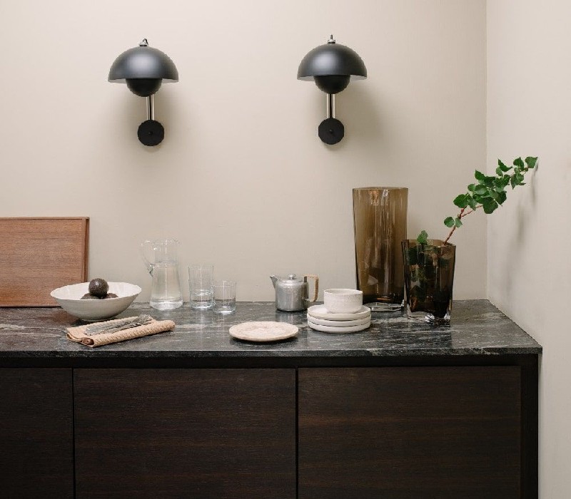Flowerpot VP8 v&aelig;glampen i sort passer ind i enhver indretning med sit unikke design