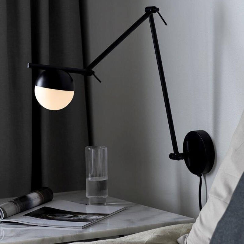 Contina v&aelig;glampen fra Nordlux er et perfekt alternativ til sengebordslampen