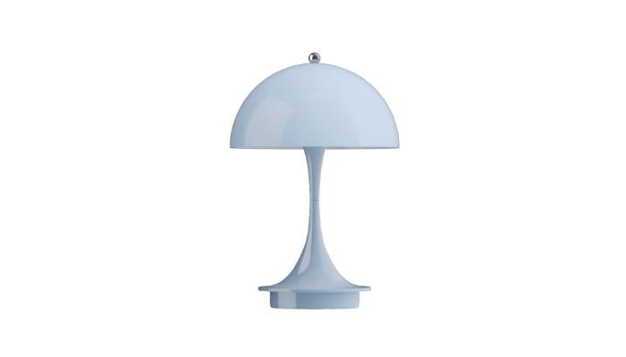 Louis Poulsen Panthella bordlampe i lysebl&aring; &ndash; klassisk dansk design af Verner Panton. K&oslash;b hos Jensen Company.