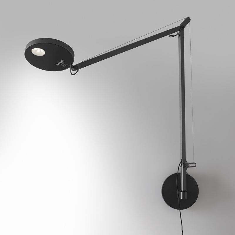 Artemide Demetra v&aelig;glamper har et justerbart design og et godt lys til l&aelig;sning