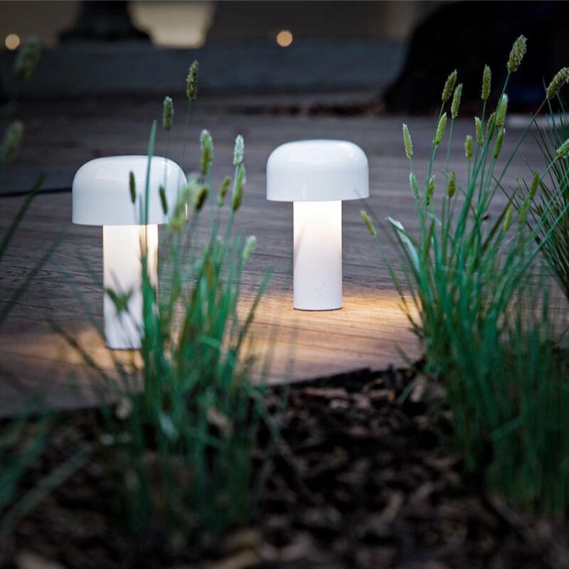 Flos Bellhop genopladelig bordlampe. Lamperne findes i flere farver. 