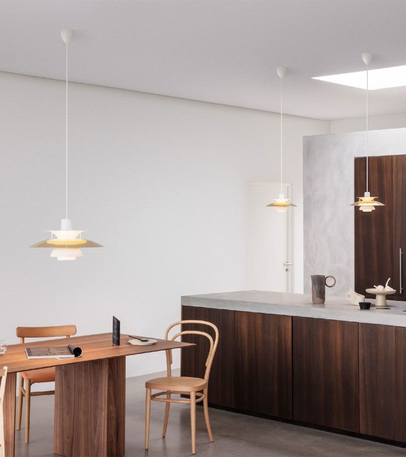 PH5 messing pendler fra Louis Poulsen med et bl&aelig;ndfrit design