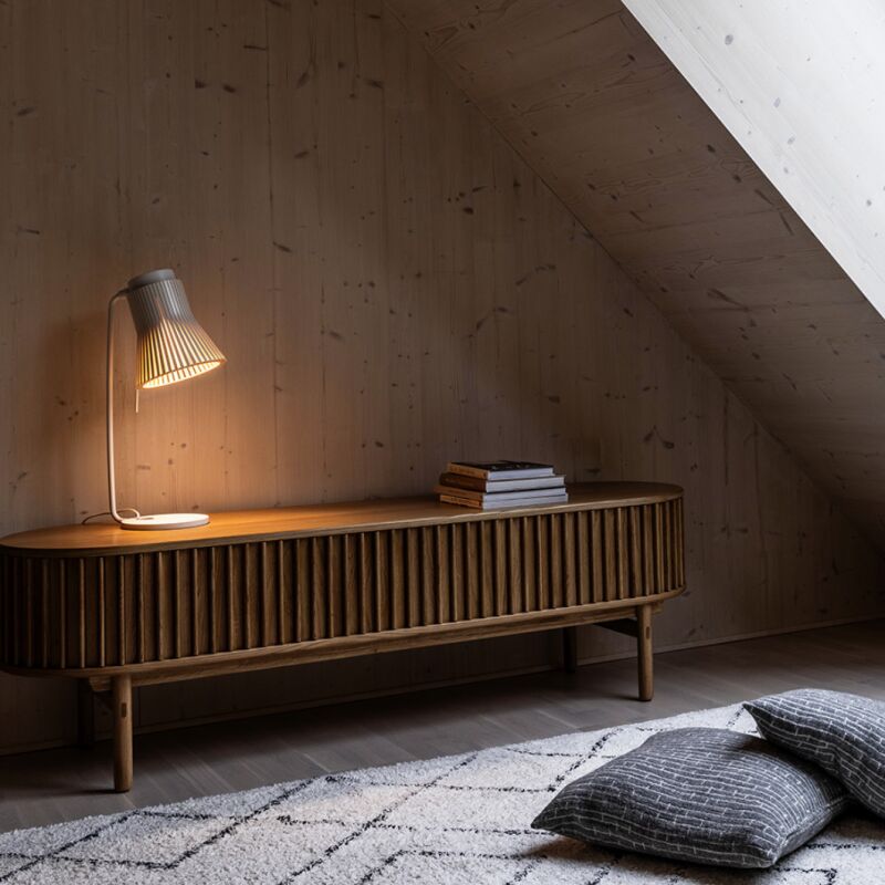 Secto bordlampe p&aring; sk&aelig;nk. Utrolig god, dejlig og hyggelig belysning.