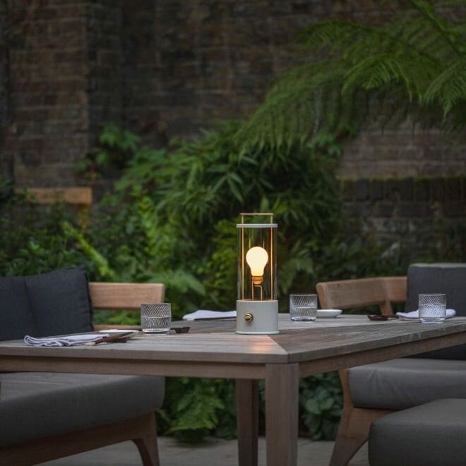 Tala Muuse lampe med genopladelig LED, perfekt til de m&oslash;rke sommeraftener, lampen kan d&aelig;mpes med drejeknap p&aring; lampens krop. Nem at tage med sig.