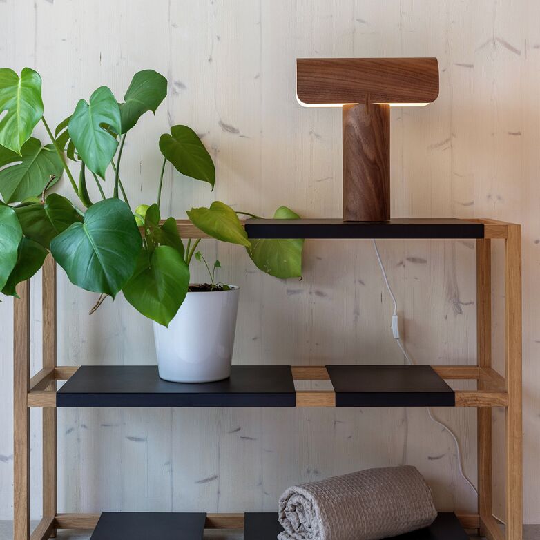 Teelo bordlampe fra Secto i smukt finsk tr&aelig;. 